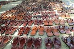 Buty pozostawione przed wejściem do świątyni