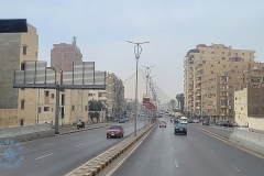 główna ulica w Gizie i piramida