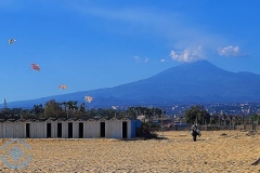 Etna z plaży w Katani